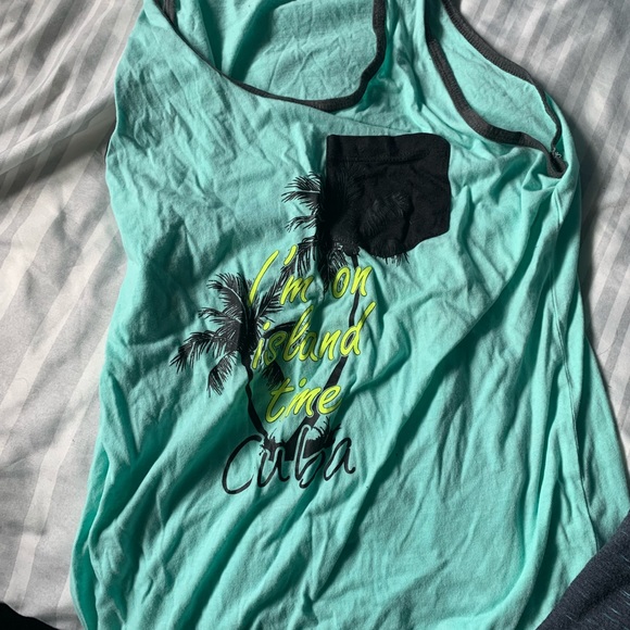 Variety of shirts - Picture 5 of 5